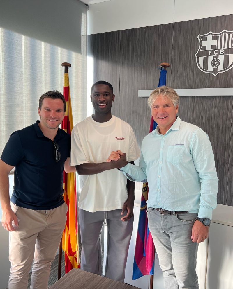 ETURE player signing with FC Barcelona